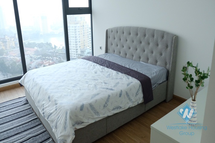 Lake view three bedrooms apartment for rent in Vinhome Metropolis, Ba Dinh district, Ha Noi